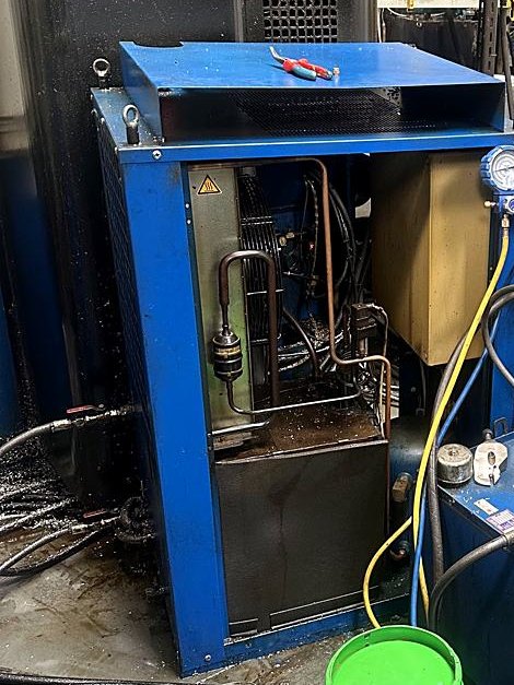 Agregat chłodzenia oleju z manometrami obok zasilacza hydraulicznego