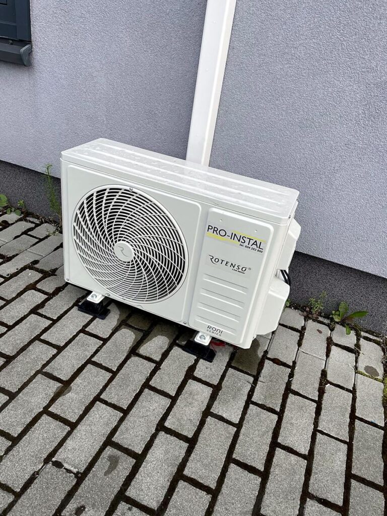 Nowa jednostka zewnętrzna klimatyzacji przy domu