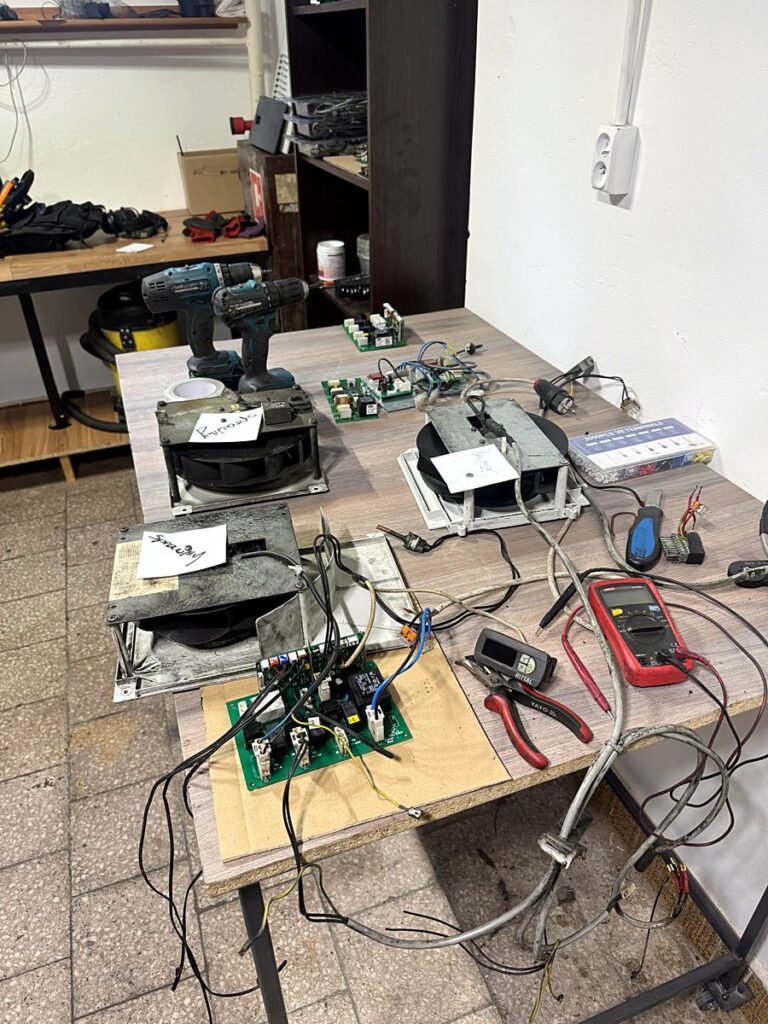 Płyty elektroniki i mierniki na stole warsztatowym
